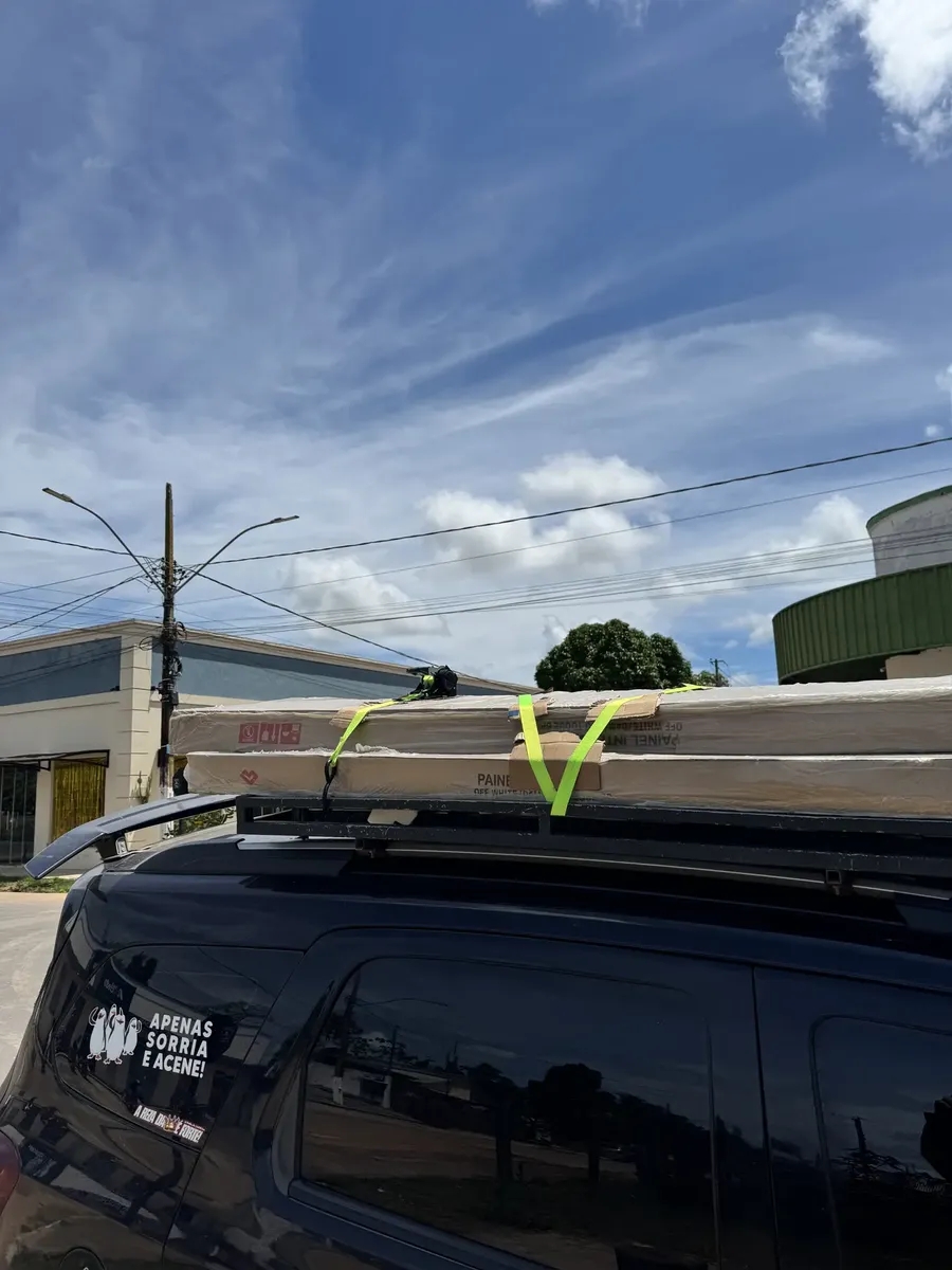 Carga longa amarrada no rack de teto de um carro